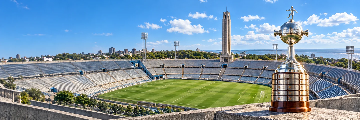 Taça da Libertadores diante do Estádio Centenário, sob o céu azul